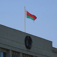 Звук флага, который развевается по ветру над зданием правительства