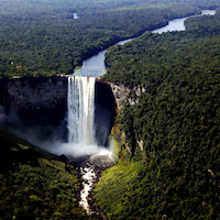 Звук громкий водопада, который можно услышать находясь рядом с ним